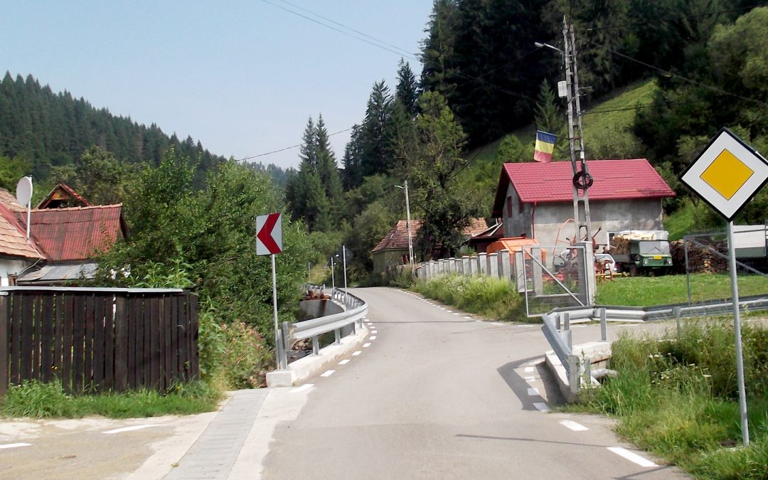 Două străzi modernizate în comuna Lunca Bradului